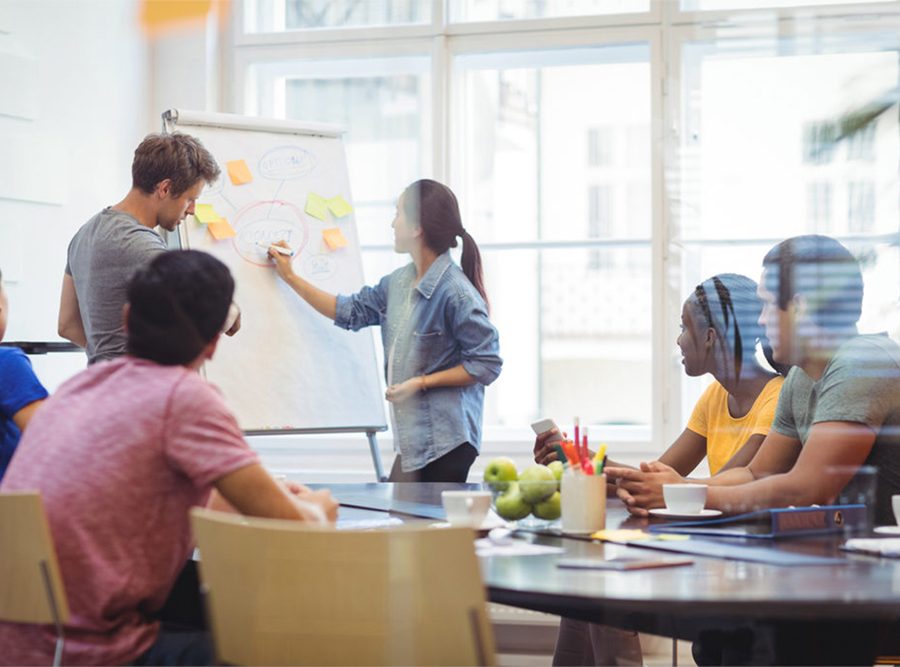 Equipo de trabajo en una reunión