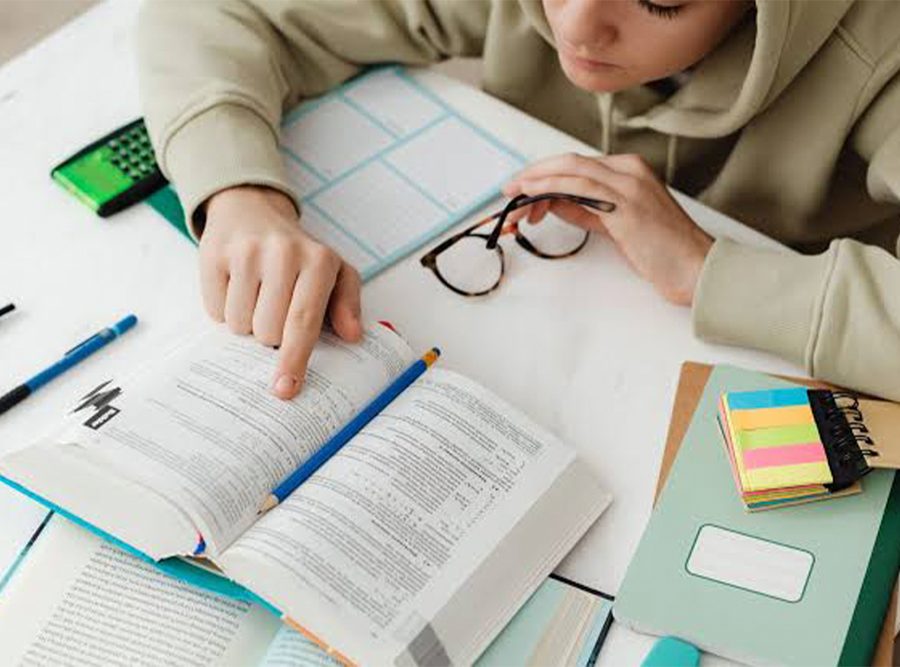 Estudiante leyendo y tomando apuntes
